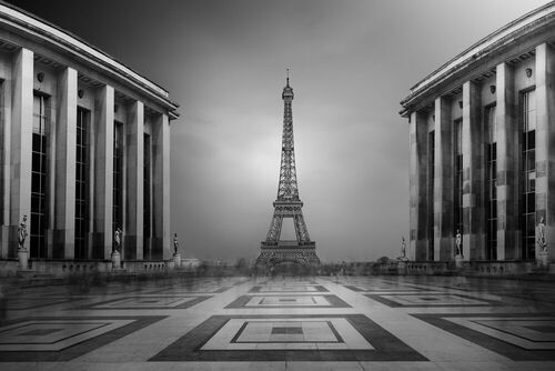 Rediscover the world's most beautiful cities dressed in black and white.