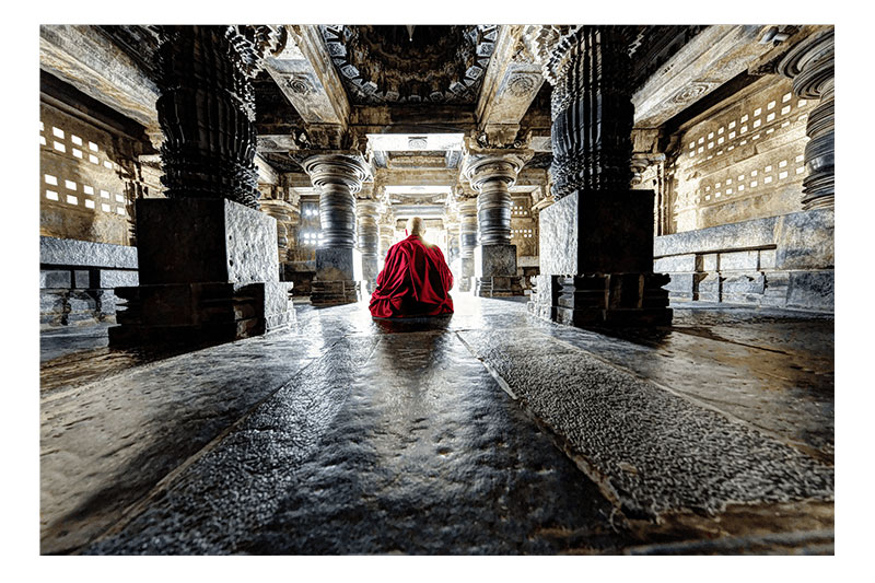 MOINE TIBETAIN EN MEDITATION
